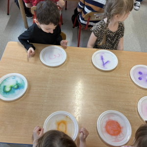 Matematyczne eksperymenty to piąte zadanie wykonane przez dzieci z grupy Słoneczka w ramach Ogólnopolskiego Projektu Edukacyjnego „Kreatywna Matematyka”. 