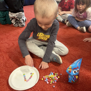 Matematyczne eksperymenty to piąte zadanie wykonane przez dzieci z grupy Słoneczka w ramach Ogólnopolskiego Projektu Edukacyjnego „Kreatywna Matematyka”. 