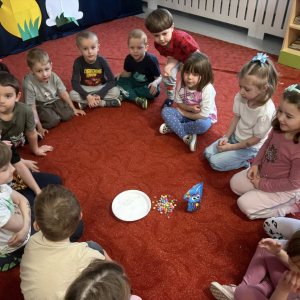 Matematyczne eksperymenty to piąte zadanie wykonane przez dzieci z grupy Słoneczka w ramach Ogólnopolskiego Projektu Edukacyjnego „Kreatywna Matematyka”. 