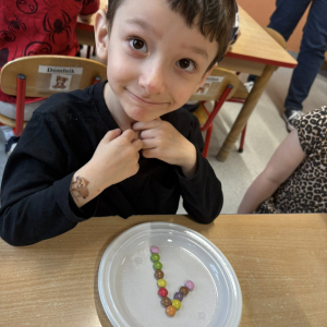 Matematyczne eksperymenty to piąte zadanie wykonane przez dzieci z grupy Słoneczka w ramach Ogólnopolskiego Projektu Edukacyjnego „Kreatywna Matematyka”. 