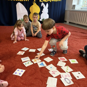 Matematyczne eksperymenty to piąte zadanie wykonane przez dzieci z grupy Słoneczka w ramach Ogólnopolskiego Projektu Edukacyjnego „Kreatywna Matematyka”. 