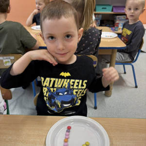 Matematyczne eksperymenty to piąte zadanie wykonane przez dzieci z grupy Słoneczka w ramach Ogólnopolskiego Projektu Edukacyjnego „Kreatywna Matematyka”. 