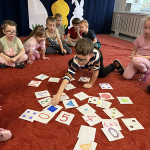 Matematyczne eksperymenty to piąte zadanie wykonane przez dzieci z grupy Słoneczka w ramach Ogólnopolskiego Projektu Edukacyjnego „Kreatywna Matematyka”. 