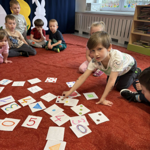 Matematyczne eksperymenty to piąte zadanie wykonane przez dzieci z grupy Słoneczka w ramach Ogólnopolskiego Projektu Edukacyjnego „Kreatywna Matematyka”. 