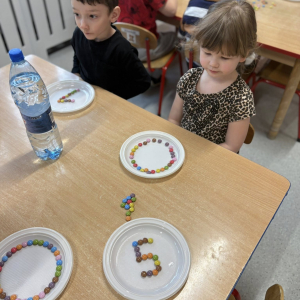 Matematyczne eksperymenty to piąte zadanie wykonane przez dzieci z grupy Słoneczka w ramach Ogólnopolskiego Projektu Edukacyjnego „Kreatywna Matematyka”. 