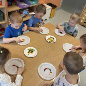 Matematyczne eksperymenty to piąte zadanie wykonane przez dzieci z grupy Słoneczka w ramach Ogólnopolskiego Projektu Edukacyjnego „Kreatywna Matematyka”. 