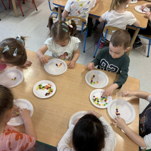 Matematyczne eksperymenty to piąte zadanie wykonane przez dzieci z grupy Słoneczka w ramach Ogólnopolskiego Projektu Edukacyjnego „Kreatywna Matematyka”. 