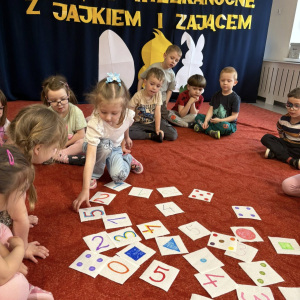 Matematyczne eksperymenty to piąte zadanie wykonane przez dzieci z grupy Słoneczka w ramach Ogólnopolskiego Projektu Edukacyjnego „Kreatywna Matematyka”. 