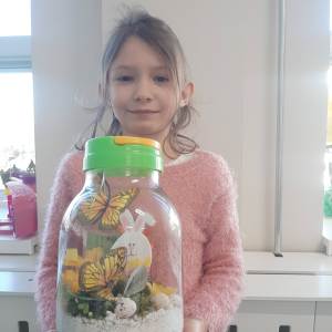 Wyróżnienie w międzyszkolnym konkursie plastyczno - technicznym, pt. "Wiosna zaczarowana w słoiku".