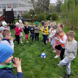 Przedszkolaki uczestniczą w zabawach sportowych.