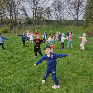 Przedszkolaki uczestniczą w zabawach sportowych.