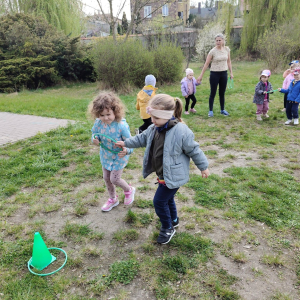 Przedszkolaki uczestniczą w zabawach sportowych.