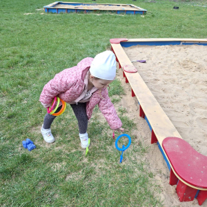 Przedszkolaki uczestniczą w zabawach sportowych.
