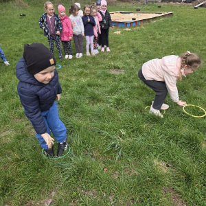 Przedszkolaki uczestniczą w zabawach sportowych.
