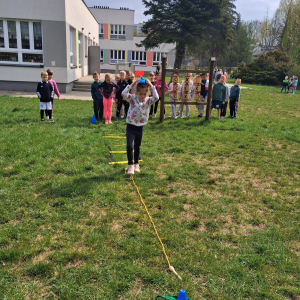 Przedszkolaki uczestniczą w zabawach sportowych.