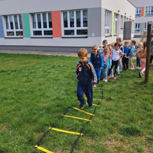 Przedszkolaki uczestniczą w zabawach sportowych.