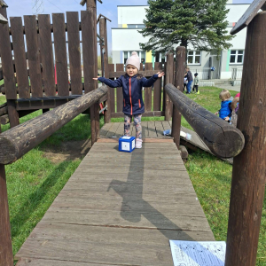 Przedszkolaki uczestniczą w zabawach sportowych.