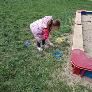 Przedszkolaki uczestniczą w zabawach sportowych.