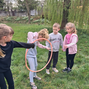 Przedszkolaki uczestniczą w zabawach sportowych.