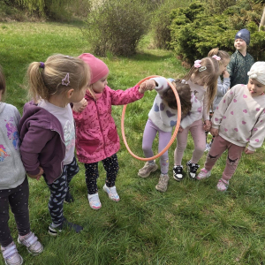 Przedszkolaki uczestniczą w zabawach sportowych.