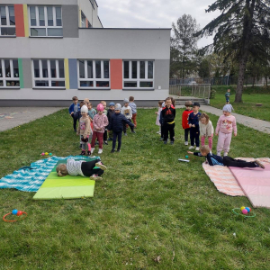 Przedszkolaki uczestniczą w zabawach sportowych.
