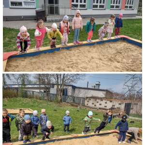 Przedszkolaki uczestniczą w zabawach sportowych.