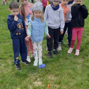 Przedszkolaki uczestniczą w zabawach sportowych.