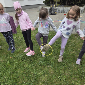 Przedszkolaki uczestniczą w zabawach sportowych.