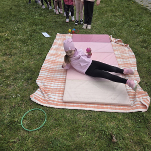 Przedszkolaki uczestniczą w zabawach sportowych.