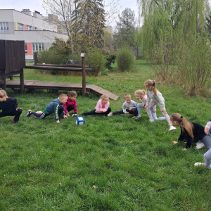 Przedszkolaki uczestniczą w zabawach sportowych.