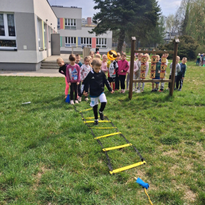 Przedszkolaki uczestniczą w zabawach sportowych.