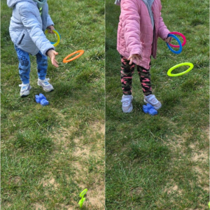 Przedszkolaki uczestniczą w zabawach sportowych.