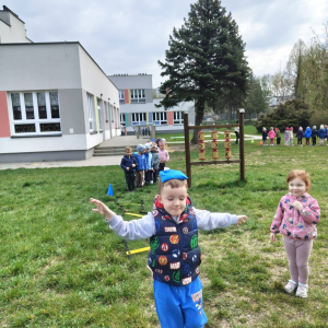 Przedszkolaki uczestniczą w zabawach sportowych.