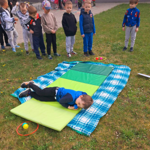 Przedszkolaki uczestniczą w zabawach sportowych.