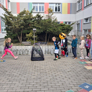 Przedszkolaki uczestniczą w zabawach sportowych.