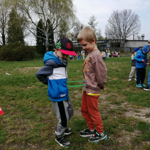 Przedszkolaki uczestniczą w zabawach sportowych.