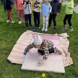 Przedszkolaki uczestniczą w zabawach sportowych.