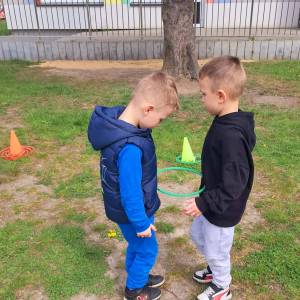 Przedszkolaki uczestniczą w zabawach sportowych.