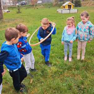Przedszkolaki uczestniczą w zabawach sportowych.