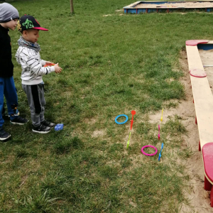 Przedszkolaki uczestniczą w zabawach sportowych.