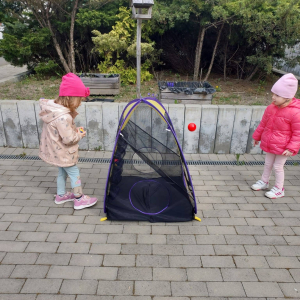 Przedszkolaki uczestniczą w zabawach sportowych.