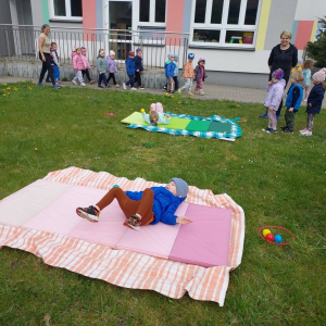 Przedszkolaki uczestniczą w zabawach sportowych.