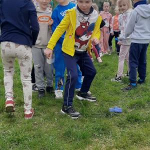 Przedszkolaki uczestniczą w zabawach sportowych.