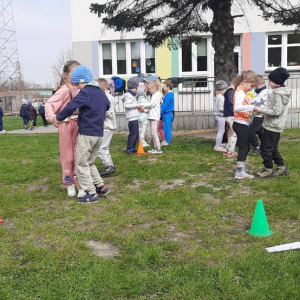 Przedszkolaki uczestniczą w zabawach sportowych.