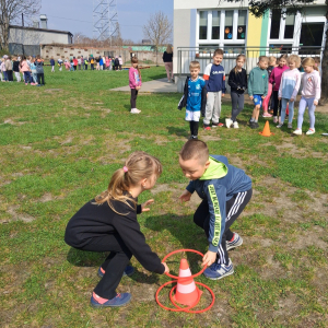 Przedszkolaki uczestniczą w zabawach sportowych.