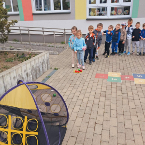 Przedszkolaki uczestniczą w zabawach sportowych.