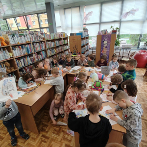 Biedronki biorą udział w lekcji bibliotecznej.