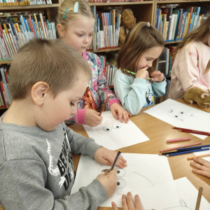 Biedronki biorą udział w lekcji bibliotecznej.