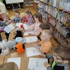 Biedronki biorą udział w lekcji bibliotecznej.