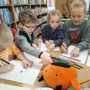 Biedronki biorą udział w lekcji bibliotecznej.